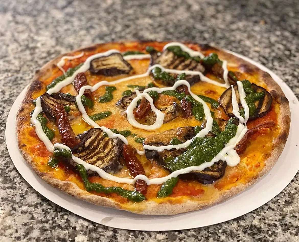 Pizza mit Auberginen und Pesto